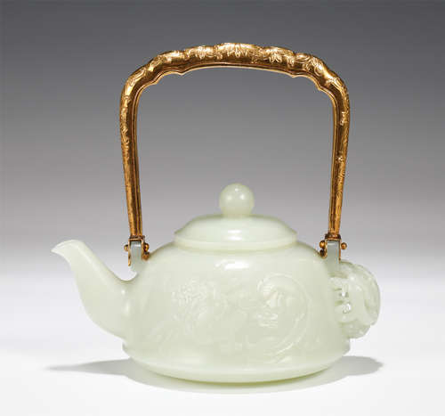 CHINESE JADE DRAGON PATTERN POT WITH GILT LOOP HANDLE