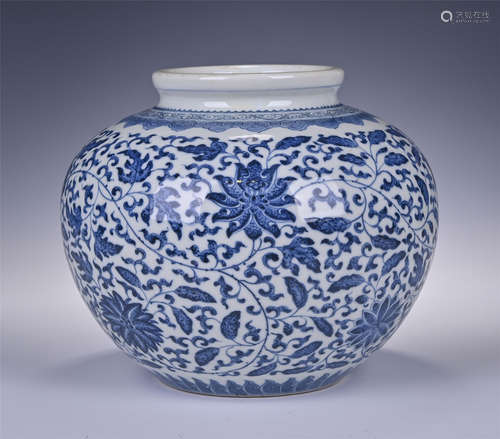 CHINESE BLUE AND WHTIE FLORAL PATTERNS PORCELAIN JAR