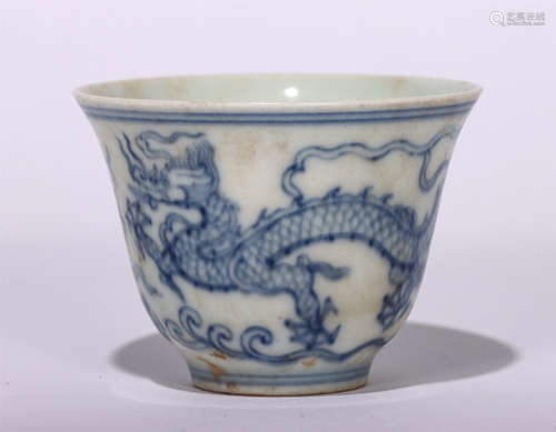 CHINESE BLUE AND WHTIE DRAGON PATTERN SMALL WINE CUP