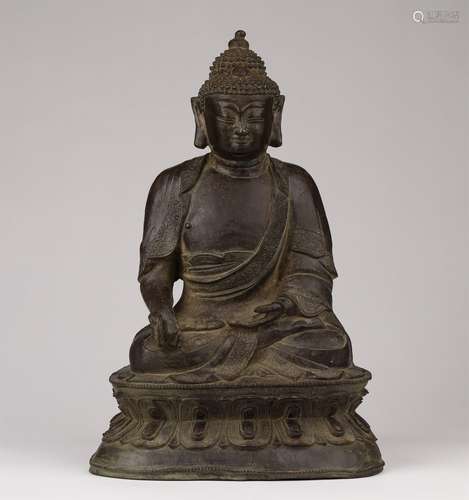 A MING DYNASTY RED BRONZE SAKYAMUNI STATUE