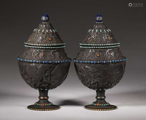 A PAIR OF TANG DYNASTY SILVER CUPS