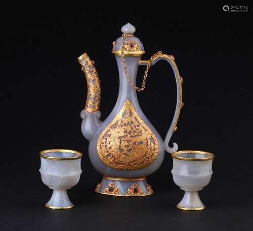 A SET OF LIAO DYNASTY AGATE GOLD GILDED WINE BOTTLE AND CUPS