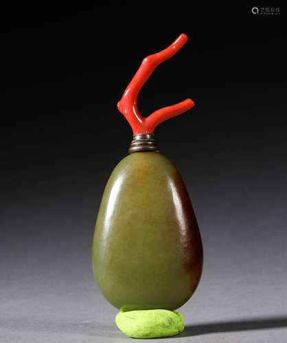 A QING DYNASTY CARVED HETIAN SEED JADE SUNFF BOTTLE