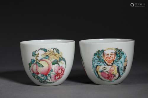 A PAIR OF QING DYNASTY FAMILLE ROSE CUPS