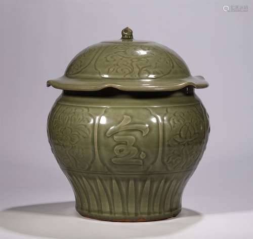 A YUAN DYNASTY LONGQUAN KILN POT WITH LID