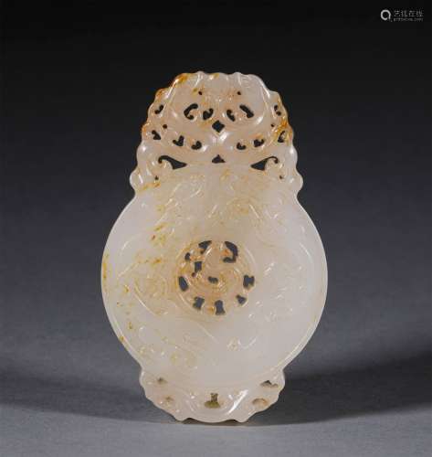 A QING DYNASTY CARVED HETIAN JADE PENDANT