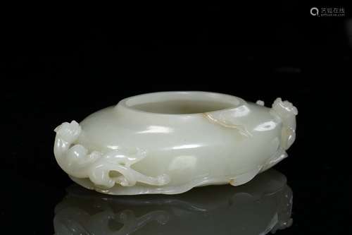 A QING DYNASTY CARVED HETIAN JADE BRUSH WASH