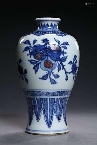 A QING DYNASTY BLUE AND WHITE FLOWER PATTERN BOTTLE