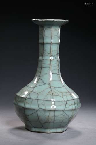 A MING DYNASTY GE GLAZE VASE