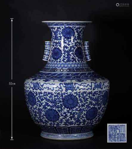 A QING DYNASTY BLUE AND WHITE FLOWER PATTERN BOTTLE