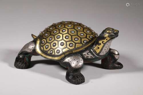 A WARRING STATES PERIOD GOLD AND SILVER INLAID TURTLE SHAPE ORNAMENT