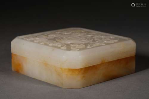 A QING DYNASTY CARVED WHITE JADE BOX WITH LID