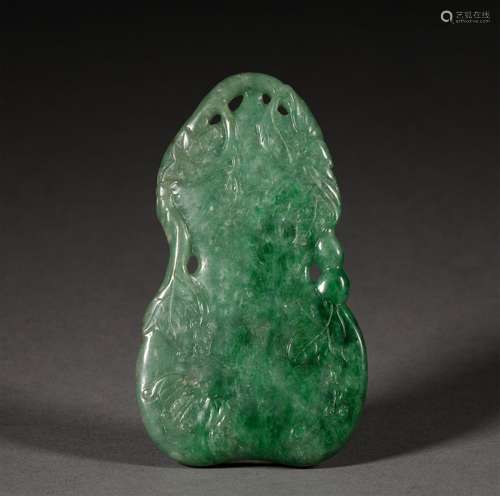 A QING DYNASTY JADEITE GOURD SHAPE PENDANT