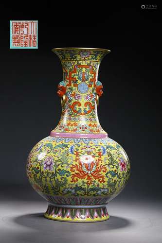 A QING DYNASTY FAMILLE ROSE BOTTLE