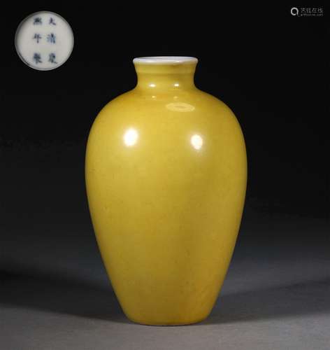 A QING DYNASTY YELLOW GLAZED BOTTLE