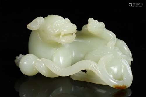 A QING DYNASTY CARVED HETIAN JADE ORNAMENT