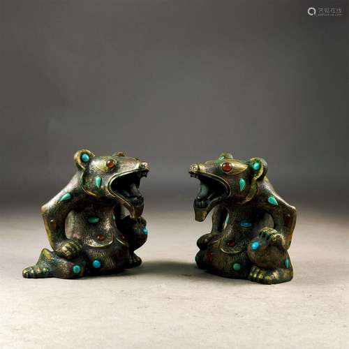 A PAIR OF WARRING STATES PERIOD GOLD INLAID BEAR SHAPE ORNAMENTS