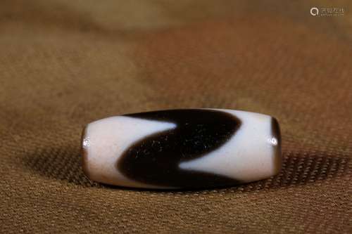 A HAN DYNASTY TIGER TEETH PATTERN DZI BEAD