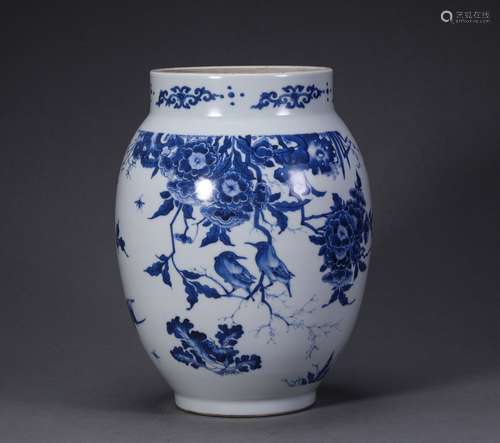 A MING DYNASTY BLUE AND WHITE FLOWER AND BIRD PATTERN BOTTLE