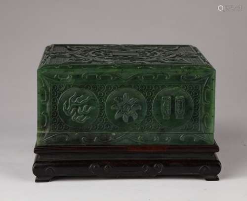 A QING DYNASTY CARVED GREEN JADE BOX