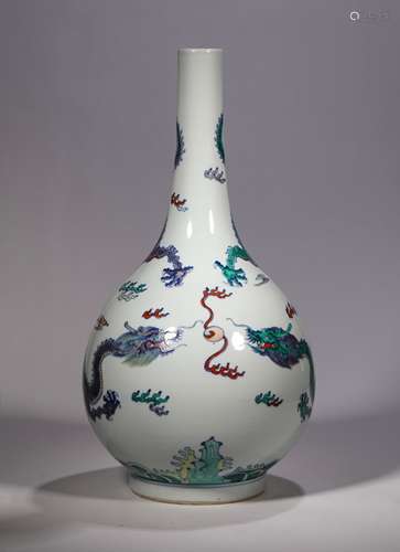 A QING DYNASTY DOU CAI DRAGON PATTERN BOTTLE