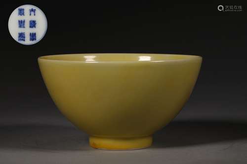 A QING DYNASTY YELLOW GLAZED BOWL