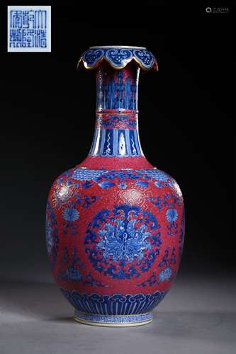 A QING DYNASTY BLUE AND WHITE FAMILLE ROSE FLOWER PATTERN BOTTLE