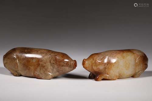 A PAIR OF TANG DYNASTY CARVED JADE ORNAMENT