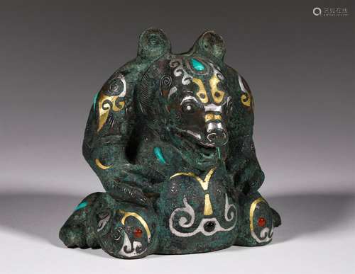 A WARRING STATES PERIOD GOLD AND SILVER INLAID BEAR SHAPE ORNAMENT