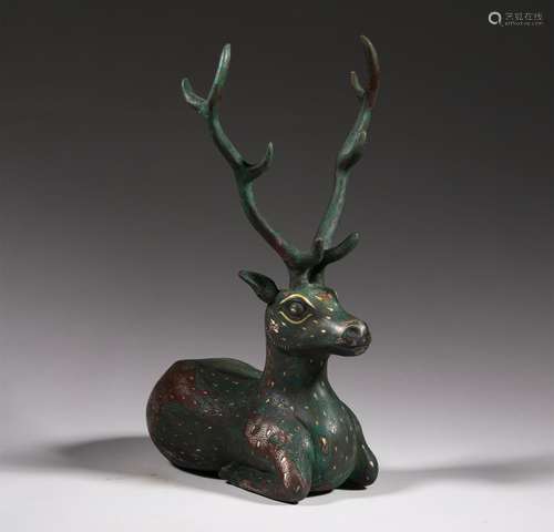 A WARRING STATES PERIOD GOLD AND SILVER INLAID DEER SHAPE ORNAMENT