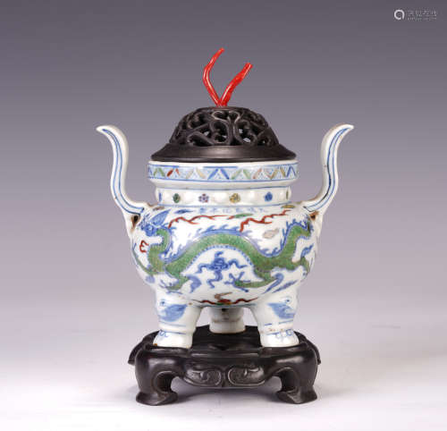 A CHINESE BLUE AND WHITE WUCAI DRAGON PATTERN INCENSE BURNER