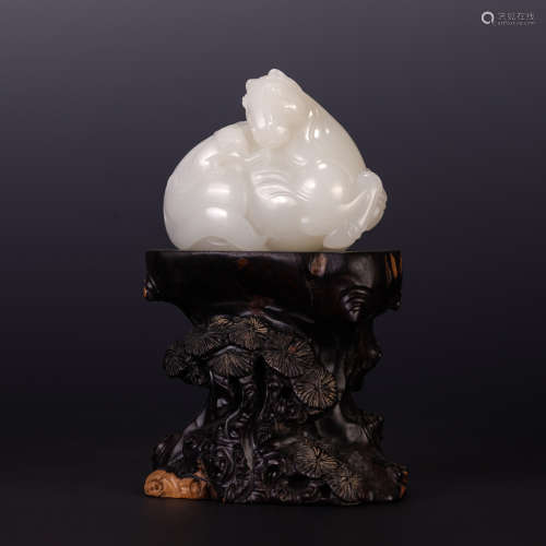 A CHINESE CROUCHING HORSE WHITE JADE TABLE ITEM ON WOOD STAND