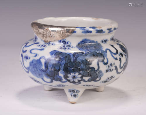 A CHINESE BLUE AND WHITE DRAGON PATTERN TRIPOD CENSER