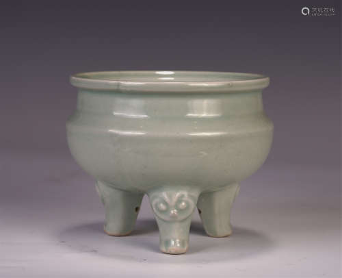 A CHINESE CELADON GLAZE TRIPOD ROUND CENSER