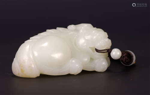 A CHINESE WHITE JADE AUSPICIOUS BEAST TABLE ITEM
