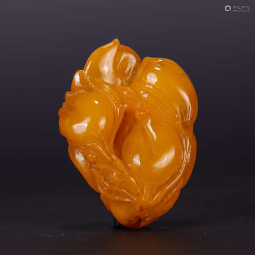 A CHINESE AMBER PENDANT