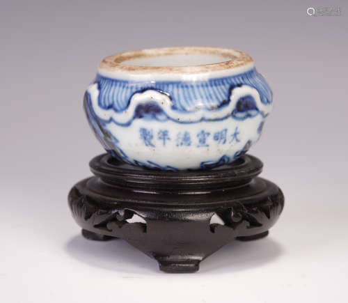 A CHINESE BLUE AND WHITE BIRDSEED JAR