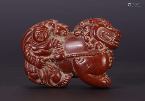 A CHINESE AMBER AUSPICIOUS BEAST TABLE ITEM