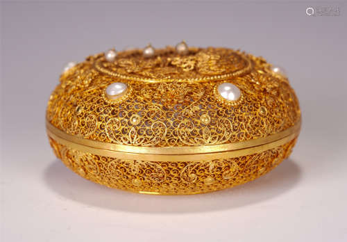 A CHINESE PURE SILVER GILDING INLAID GEMSTONES LIDDED BOX
