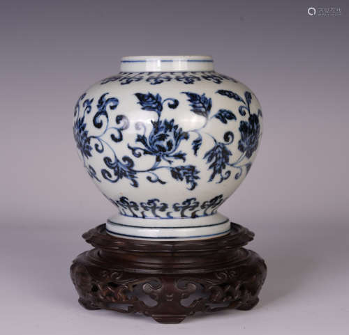 A CHINESE BLUE AND WHITE FLOWER PATTERN PORCELAIN JAR