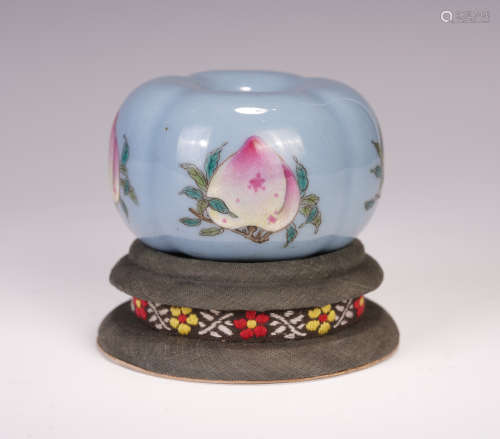 A CHINESE FAMILLE ROSE WATER BOWL WITH PEACH PATTERN MEANS LONGEVITY