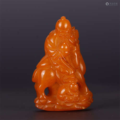 A CHINESE AMBER CARVED THE GOD OF LONGEVITY TABLE ITEM
