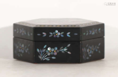 CHINESE LACQUERWARE INLAID MOTHER OF PEARL HEXAGONAL BOX