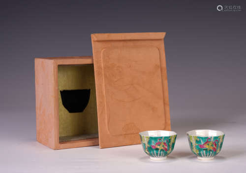 A PAIR OF CHINESE WUCAI FLOWER PATTERN CUPS