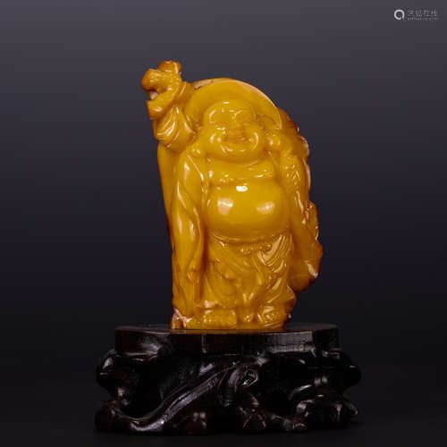 A CHINESE AMBER MAITREYA BUDDHA TABLE ITEM ON WOOD STAND