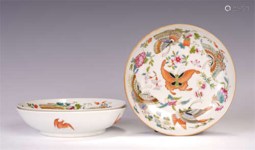 PAIR OF CHINESE FAMILLE ROSE VIEWS PLATES WITH HUNDRED BUTTERFLY PATTERN