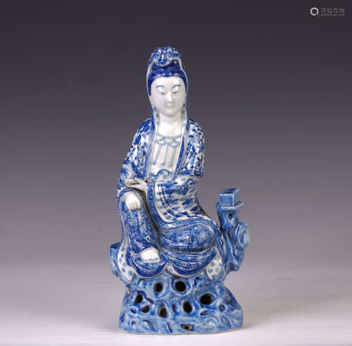 A CHINESE BLUE AND WHITE ZIZAI GUANYIN SEATED STATUE