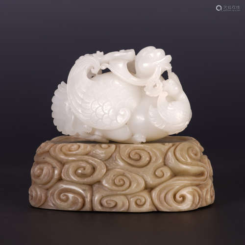 A CHINESE WHITE JADE GOOSE TABLE ITEM