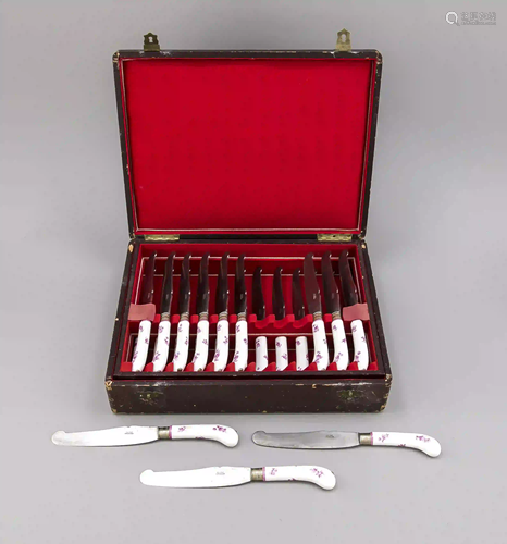 24 knives in a box, mid-19th c., Sa