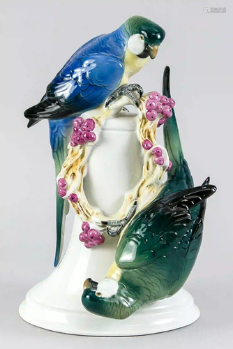 Parrot couple with fruit wreath, En